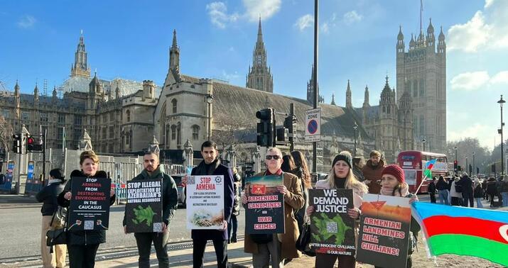 Azərbaycan diasporu Britaniya Parlamenti önündə etiraz aksiyası keçirdi -