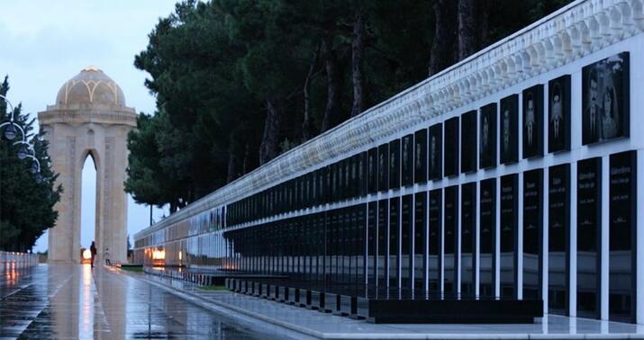 Rumıniya Prezidenti Şəhidlər xiyabanını ziyarət etdi