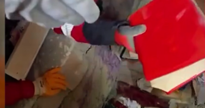 60 yaşlı kişi dağıntıdan Quranla birgə çıxarıldı -