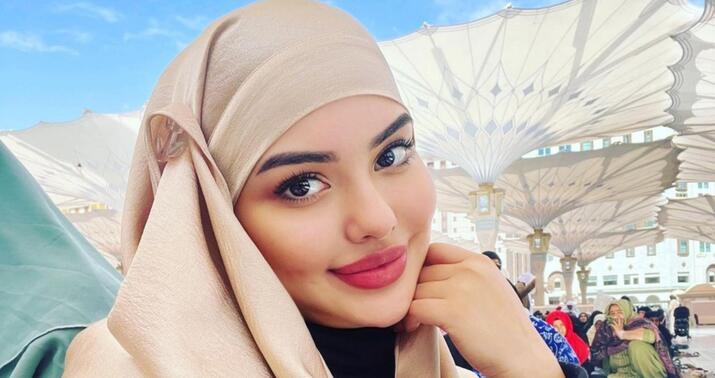 Müğənni Mina başını bağlayıb Mədinəni ziyarət etdi -