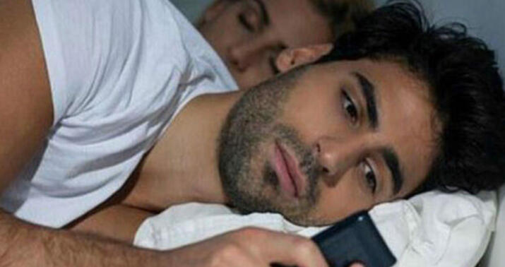 Arvadından şübhələndi, onun kişilərlə səs yazısına qulaq asıb... –