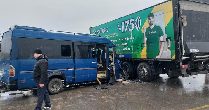Sabirabadda avtobus yük maşını ilə toqquşdu: Xəsarət alan var –