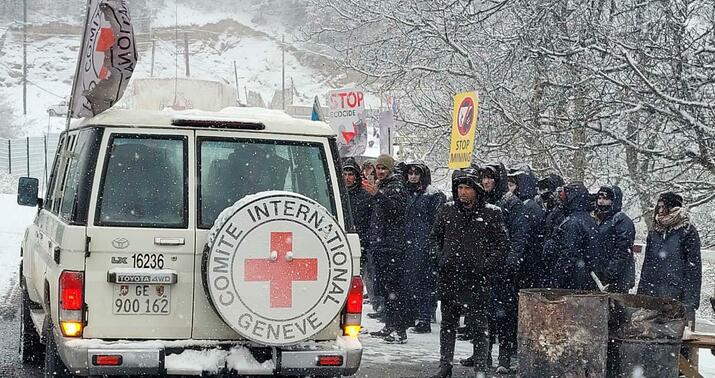Ermənilər BQXK-nın avtomobillərində Laçın yolundan keçdi –