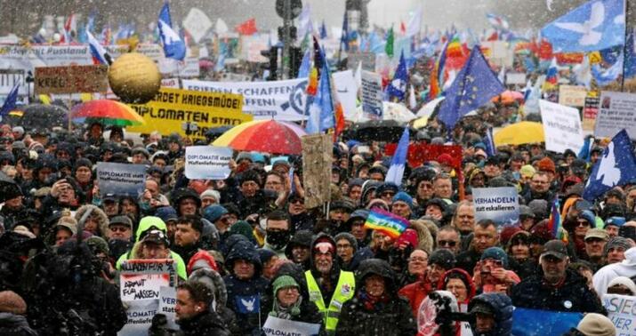 Berlində minlərlə insan küçədə -