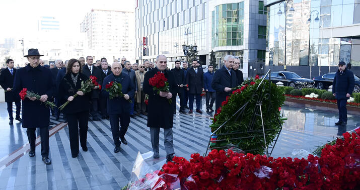 YAP nümayəndələri Xocalı abidəsini ziyarət etdi
