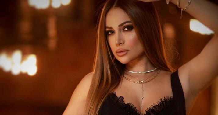 Nigar Camalın avtomibilinə hücum edib şüşəsini sındırdılar-