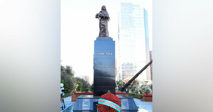 Müdafiə Nazirliyinin rəhbər heyəti Xocalı soyqırımı abidəsini ziyarət etdi