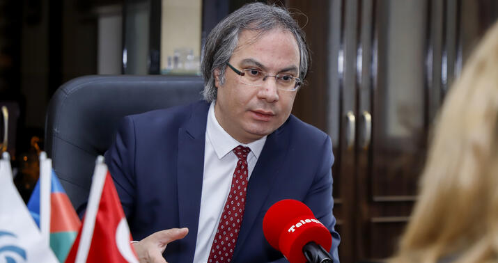 Yunus Əmrə İnstitutunun rəhbəri: "Anam TRT-yə baxır, dizinə döyüb ağlayırdı..." -