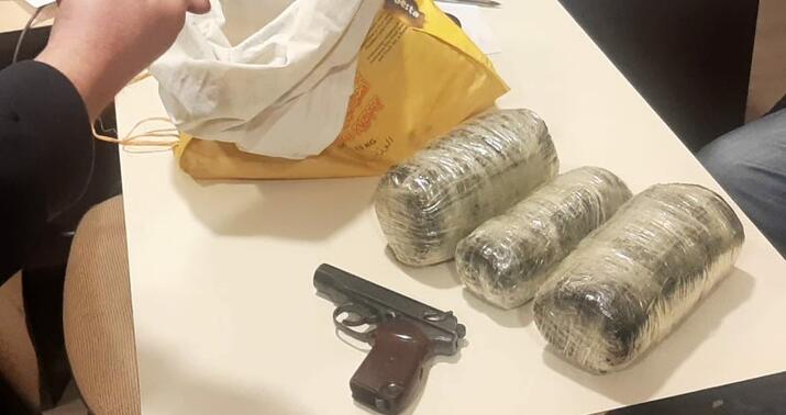 Narkokuryerdən silah və heroin aşkarlandı