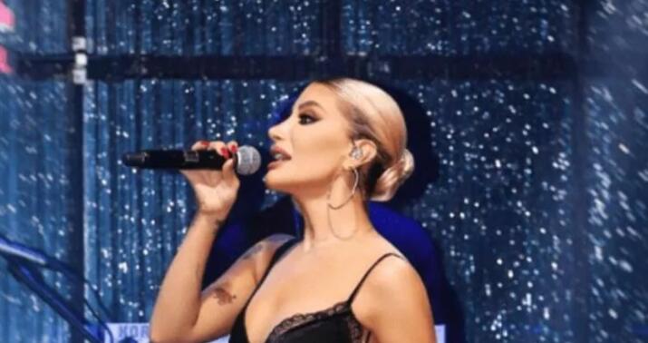 İrem Dericinin geyimi göz qamaşdırdı -