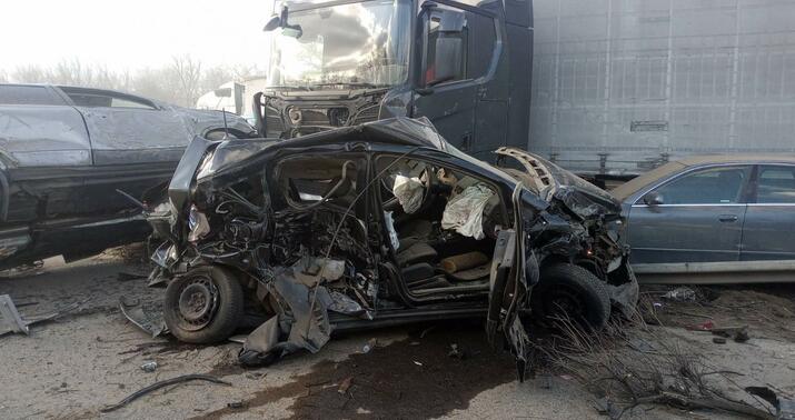Macarıstanda zəncirvari yol qəzası: 19 avtomobil yandı-
