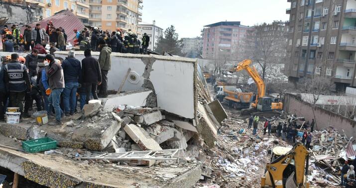 Türkiyədə zəlzələ nəticəsində dağılan binalarla bağlı 279 nəfər həbs edildi