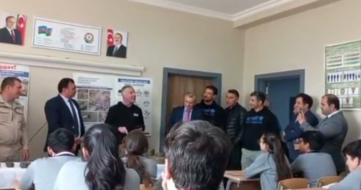 Britaniya səfiri Ağalıda şagirdlərlə görüşdü –