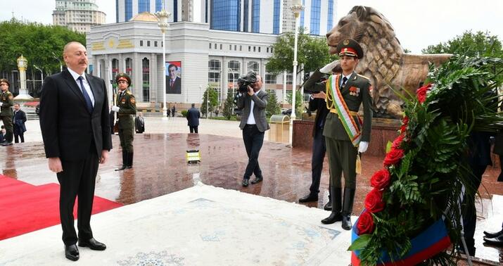 Prezident İsmoili Somoni abidəsini ziyarət etdi -