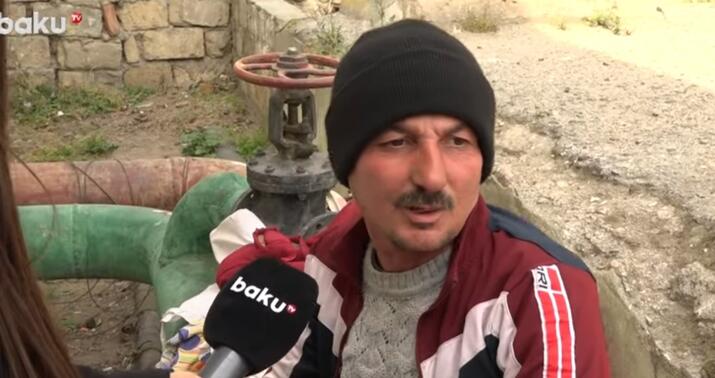 Evsiz qalan meyxanaçı küçədə boruların üzərində yaşayır -
