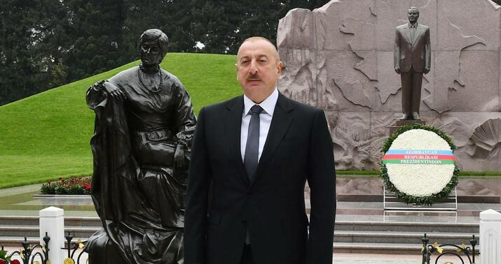 Prezident Zərifə Əliyevanın məzarını ziyarət etdi -