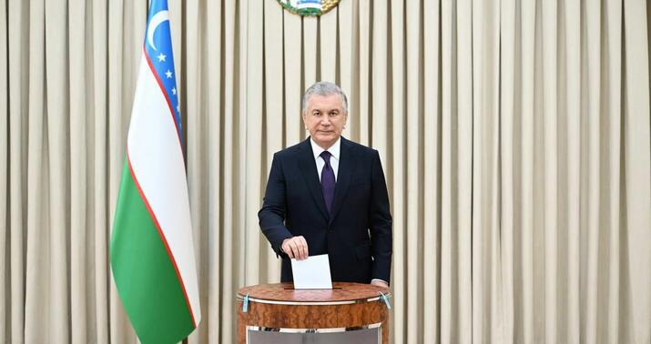 Şavkat Mirziyoyev referendumda səs verdi