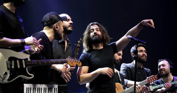 Koray Avcı Bakıda şəhid ailələrinə təşəkkür etdi
