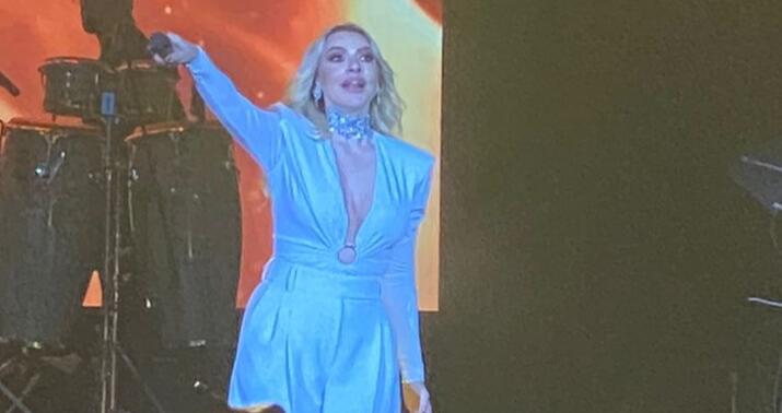 Hadisə Bakıdakı konsertində Sərvər Bəşirlini səhnəyə dəvət etdi-