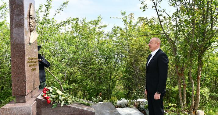 İlham Əliyev Mir Möhsün Nəvvab Qarabağinin məzarını ziyarət etdi