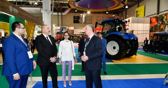 Prezident və xanımı aqro sərgidə -