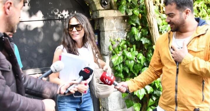 Demet Özdemir keçmiş həyat yoldaşının evindən çıxarkən... -
