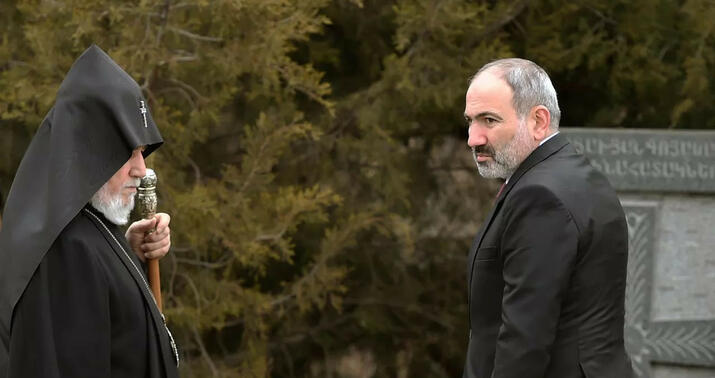 Paşinyandan kilsəyə sərt təpki -