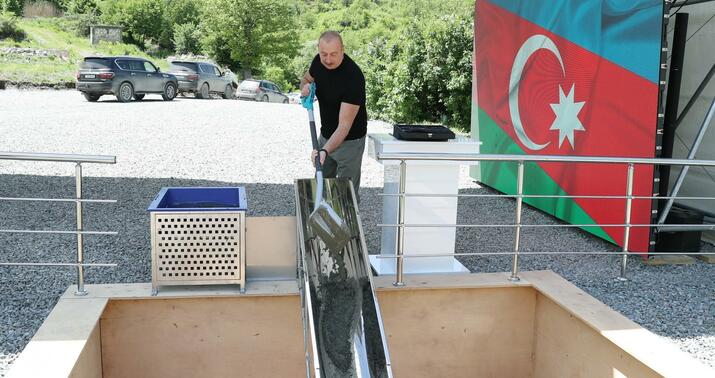 İlham Əliyev Kəlbəcər rayonunun Yanşaq kəndinin təməlini qoydu -