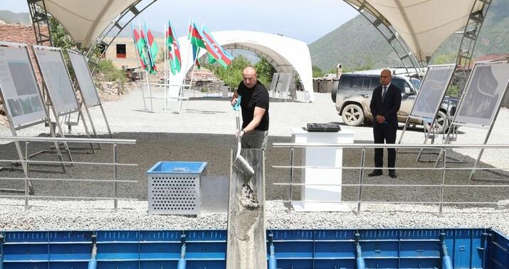 İlham Əliyev Kəlbəcərdə məktəb binasının təməlini qoydu -