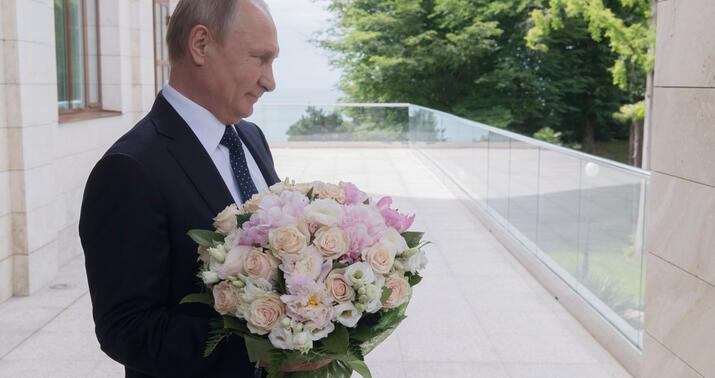 Putin təqdimat zamanı qadınlara niyə gül vermir? –