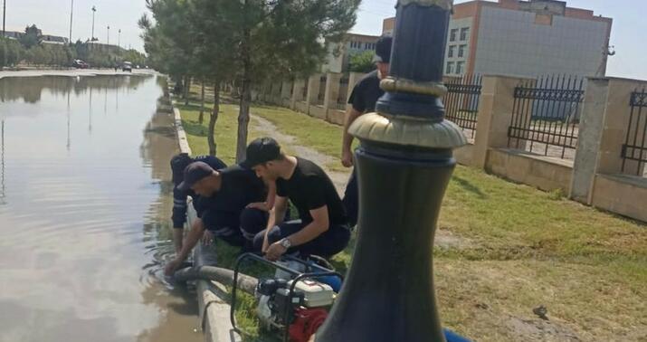 Güclü külək Yevlaxda binaların dam örtüklərini uçurtdu -