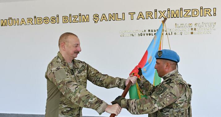 İlham Əliyev hərbi hissəyə Döyüş bayrağını təqdim etdi -