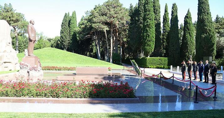 Müdafiə Nazirliyinin rəhbərliyi Fəxri xiyabanı və Şəhidlər xiyabanını ziyarət etdi