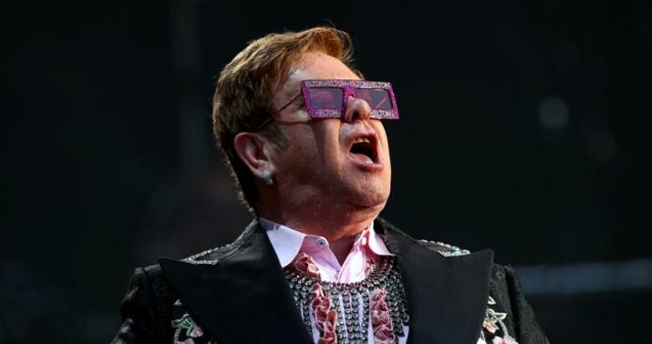 Elton Con vətənində son çıxışını etdi