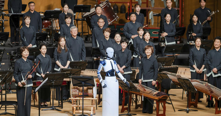 Cənubi Koreyada robot dirijor orkestri idarə etdi