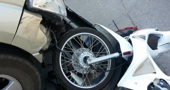 Biləsuvarda moped maşınla toqquşdu