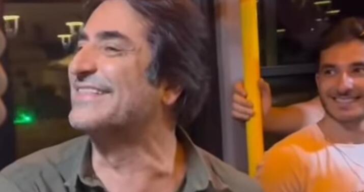 Mahsun Kırmızıgül avtobusda mahnı oxudu -
