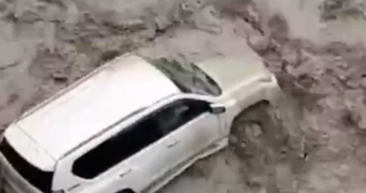 Sel İsmayıllıda türkmən turistin “Prado”sunu belə apardı -