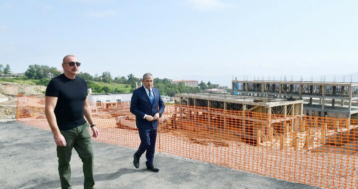 Prezident Şuşada xəstəxana binasının tikintisi ilə tanış oldu -
