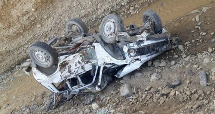 Lerikdə avtomobil yol kənarında hərəkət edərək dərəyə aşıb, sərnişin ölüb