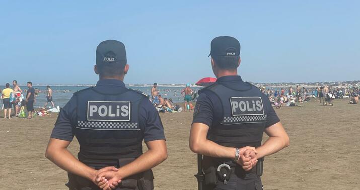 Çimərliklərdə polislər belə xidmət aparır -