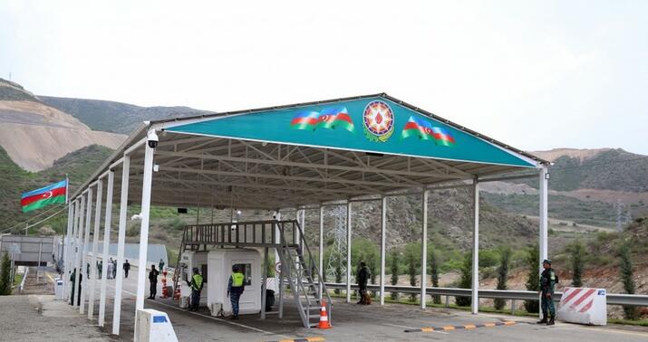 Tibbi ehtiyacları olan ermənilər Laçın postundan Ermənistana keçdi