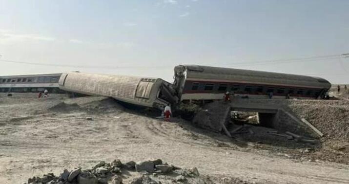 İndoneziyada iki qatar toqquşdu -