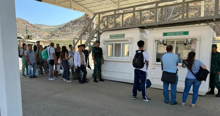 Ermənilər Laçın postundan sərbəst keçir -