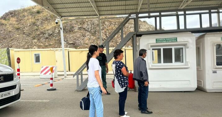 Ermənilər "Laçın" postundan sərbəst keçir -