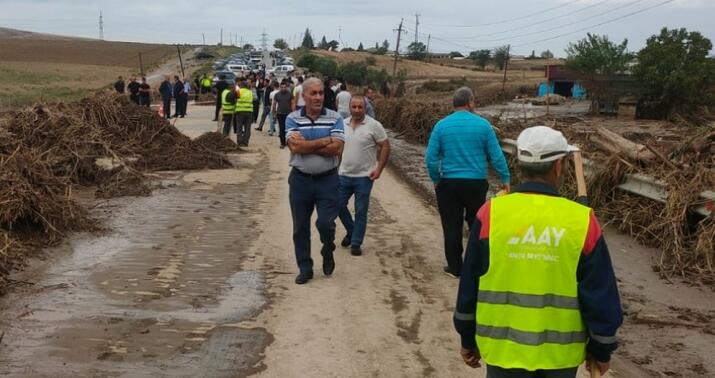 Sel səbəbindən bağlanan yolda hərəkət bərpa olundu -