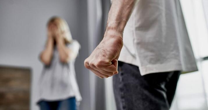 Nişanlısını evinə aparan gənc toz qaldırdı, qadının evinə basqın etdi –