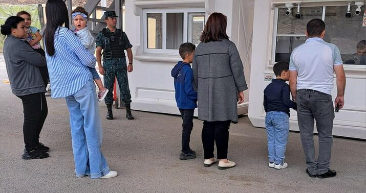 Ermənilər Laçın postundan sərbəst keçir -
