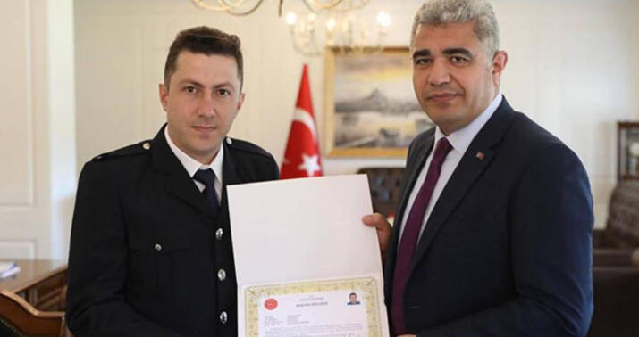 Azərbaycan bayrağını öpən polis mükafatlandırıldı