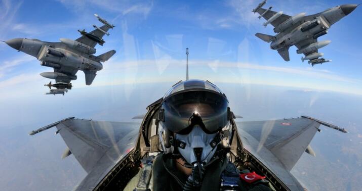 İran Qətərdə vurulan Su-24 təyyarələrinin pilotlarının əsir götürüldüyünü açıqlayıb